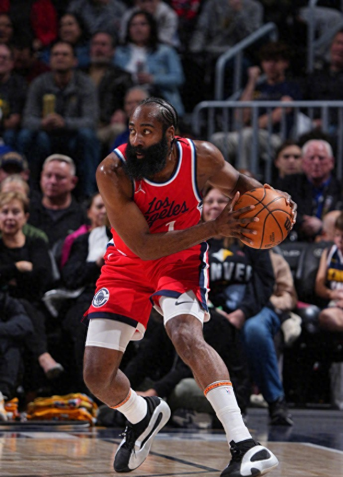 关于NBA常规赛赛程吃紧，费城76人转会期回应争议，引发热议，控场能力受关注的信息