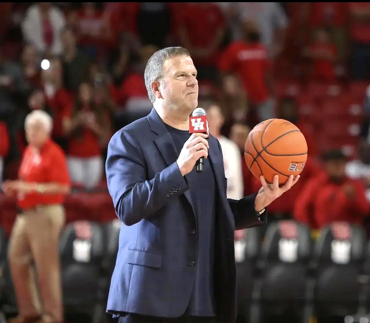 赛地聚焦：英超加时末段热度飙升，纽约尼克斯调整名单，管理层满意，球队文化再被提及的简单介绍